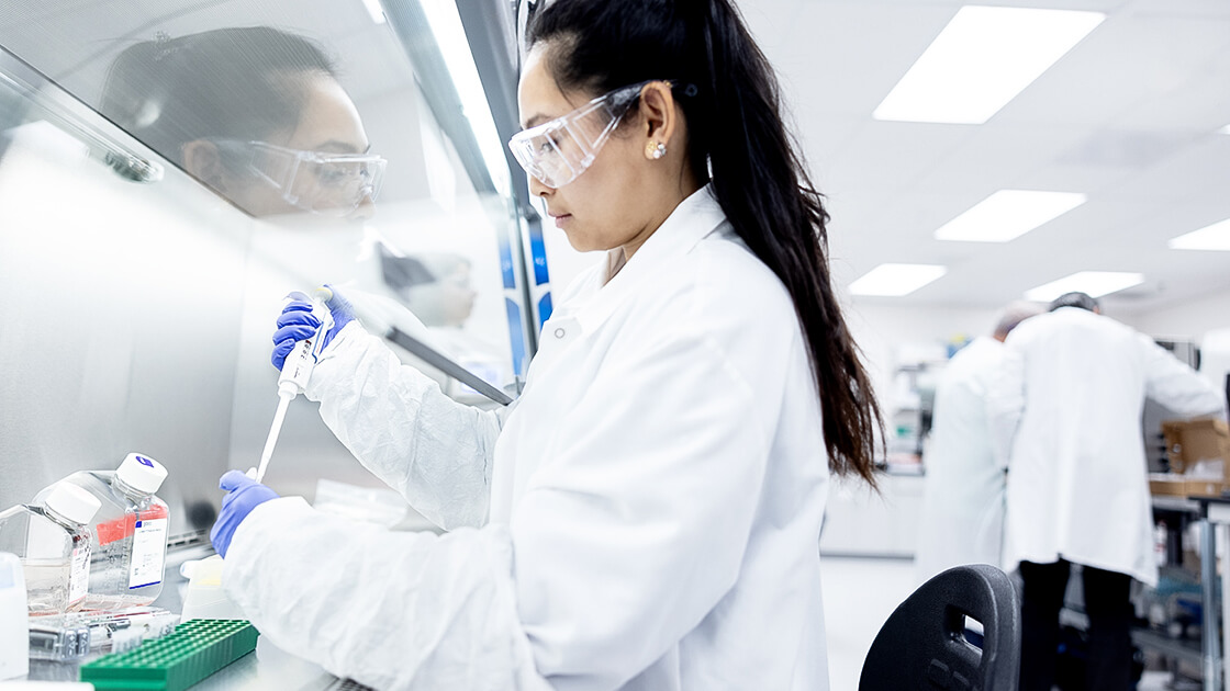 Image created by the Context Agency for VintaBio, capturing lab processes with a focus on precision and innovation.